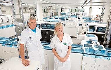 The new laboratory at Bispebjerg Hospital, Copenhagen. From from left: Jens Hannibal and Helle Brunsgaard Larsen. Photo: Claus Peuckert